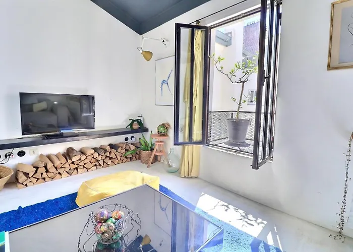 Апартаменты Charming Loft By Canal Saint Martin