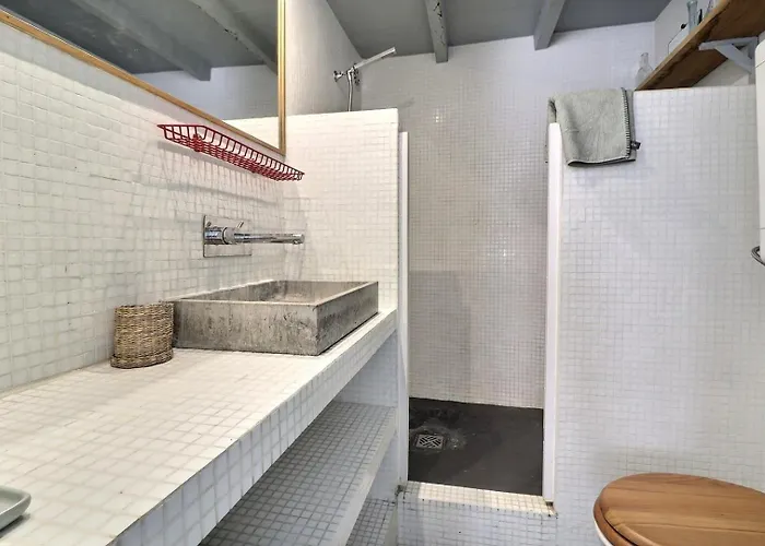 Апартаменты Charming Loft By Canal Saint Martin